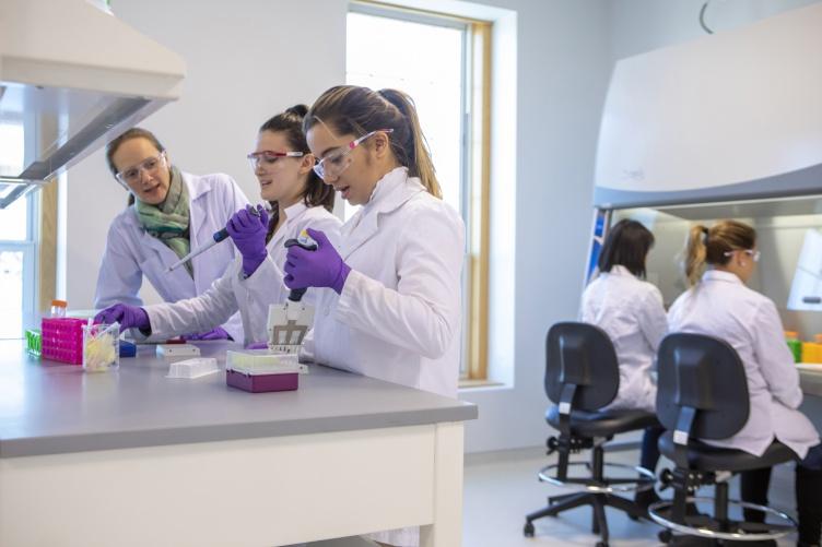 在曼彻斯特大学生物技术创新中心学习生物技术的女性