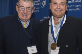 Gregory Sancoff(左)和Paul Holloway在2016年Paul J. Holloway Prize Competition championship round. 