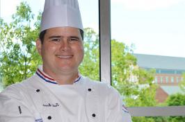 厨师托德·斯威特是主要研究酒店服务中心烹饪部副主任