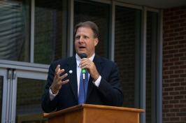 New Hampshire Governor Chris Sununu speaking at the closing ceremonies for a 主要研究 summer all-girls 阀杆 camp 