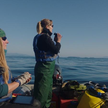 米歇尔·福内特(右)和一位同事在阿拉斯加的一次研究探险中寻找海洋生物.